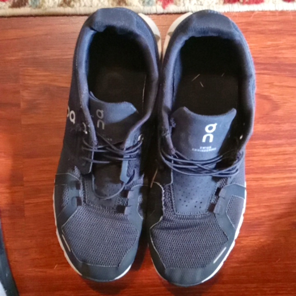 Men's On Cloud Sneakers Size 8Medium